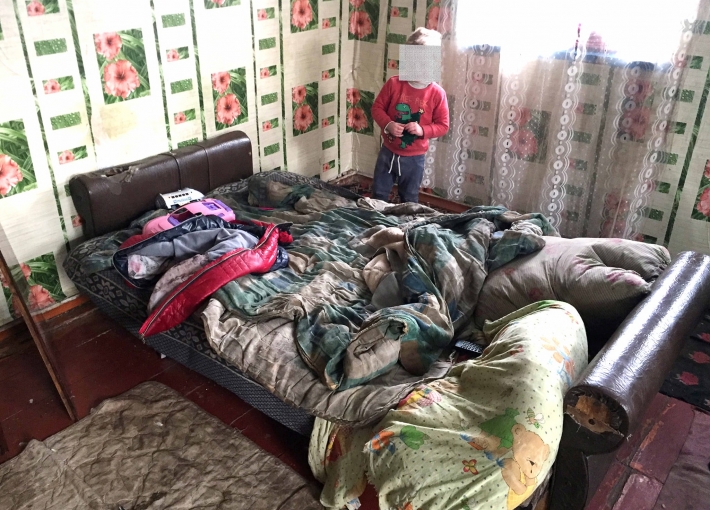 Под Мелитополем в грязном и холодном доме нашли двух маленьких детей (фото)