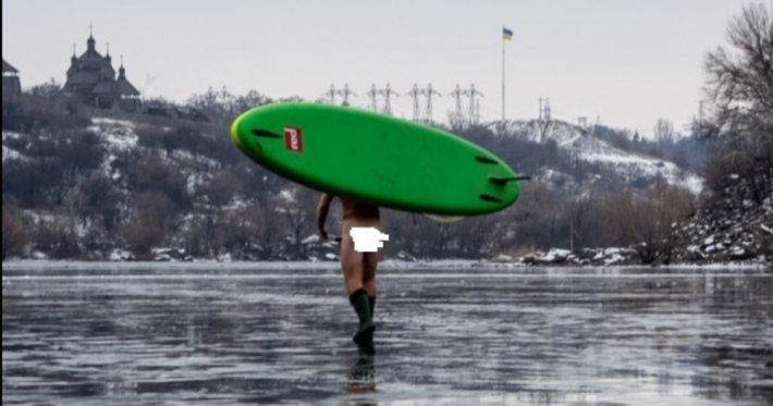 В Запорожье по реке гулял голый мужчина (фото)