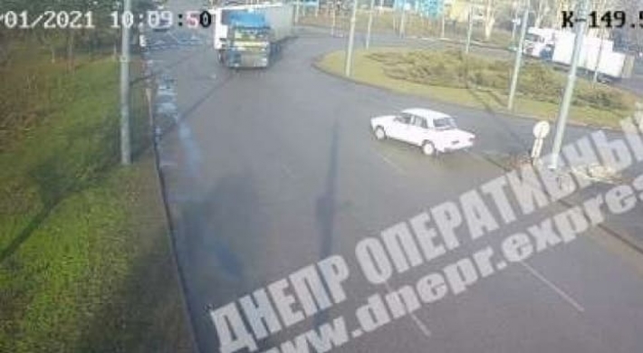 В Днепре на Маршала Малиновского ВАЗ спровоцировал ДТП с фурой: видео момента
