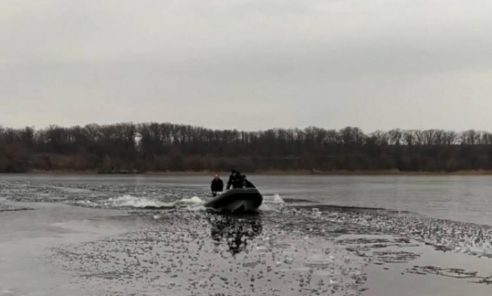 В Запорожье под лед провалился очередной рыбак (фото)