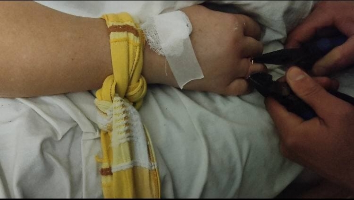 Пациентке реанимации в Запорожье пришлось вызывать спасателей (фото)