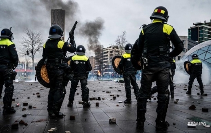 В Нидерландах вспыхнули беспорядки из-за локдауна (видео)