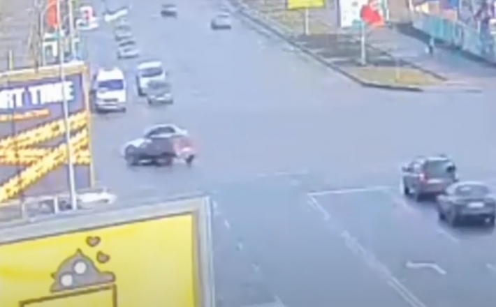 Момент ДТП на центральном проспекте в Мелитополе попал на камеру наблюдения (видео)