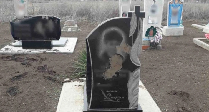 В Запорожской области вандалы измазали грязью памятники на кладбище (фото)