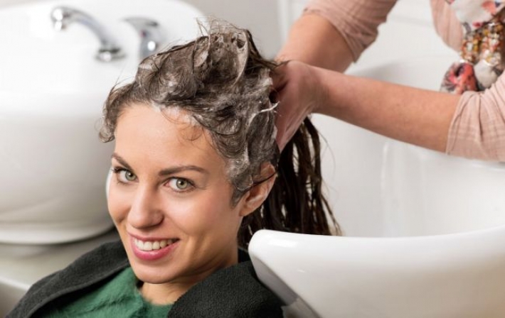 Как мыть голову без вреда волосам: ключевая ошибка, которую делают все