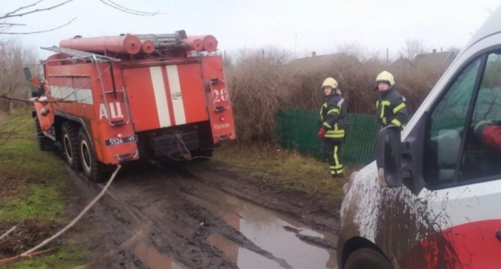 В Запорожской области скорая помощь застряла в грязи (фото)