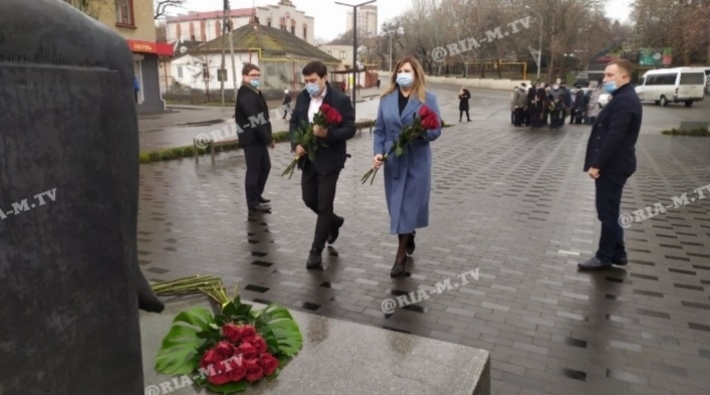 В Мелитополе к мемориалу "Плач по нерожденным" несут игрушки и цветы (фото)