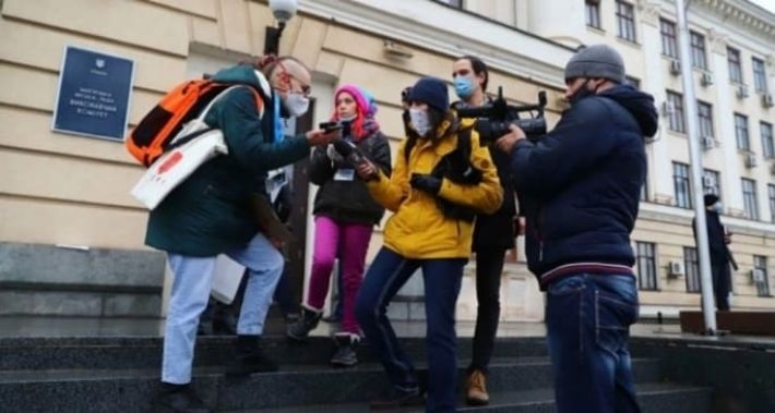 В Запорожье журналисты, которых не пускают на сессию горсовета, протестуют под стенами мэрии (видео)