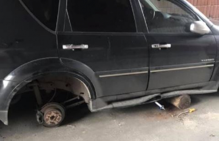 В Киеве "варвары" поиздевались над припаркованным авто: печальные фото