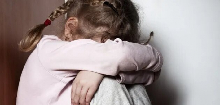 На Прикарпатье 11-летняя девочка родила от регулярно насиловавшего ее пенсионера