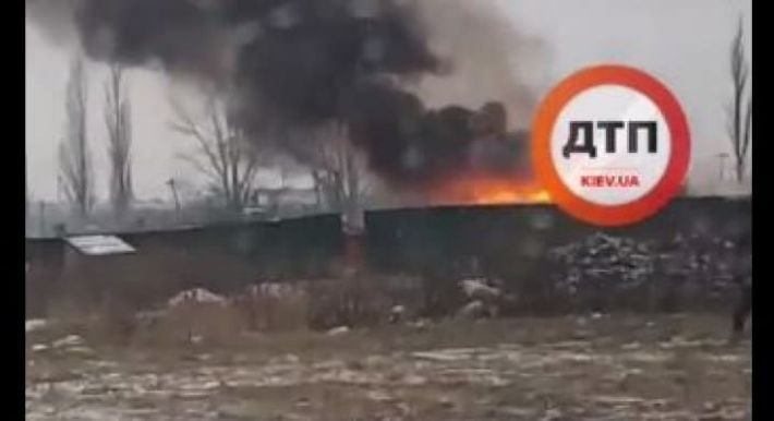 В Киеве вспыхнул мощный пожар в городке для строителей, валит черный дым: видео