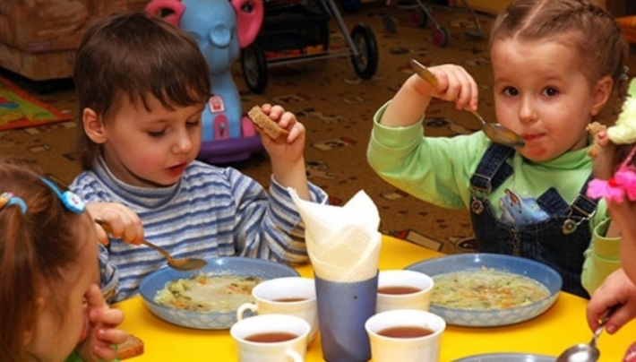 В детских садах Мелитополя добавиться детей, которых будут кормить бесплатно - полный список льготников