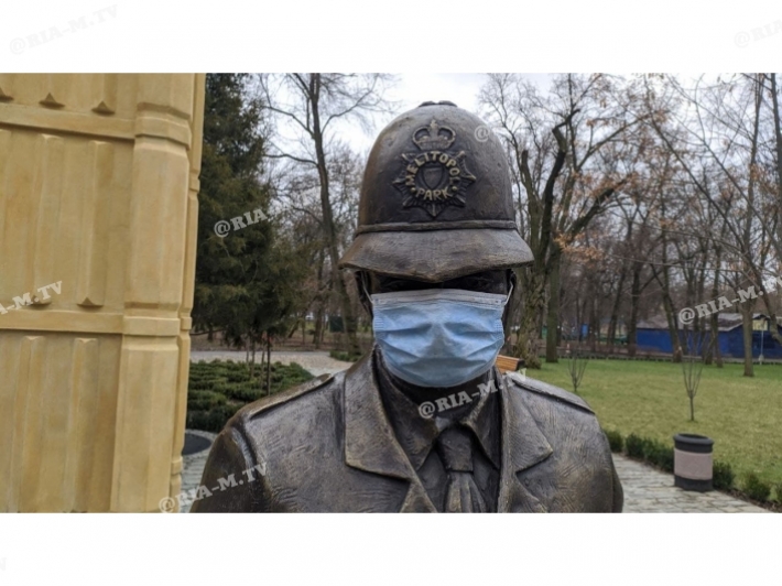 Курьезы. В Мелитополе английскому полицейскому надели маску (фото)