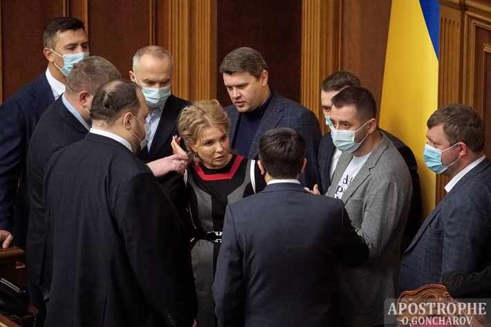 Тимошенко в стильном наряде засветилась в Раде в окружении мужчин: эксклюзивные фото