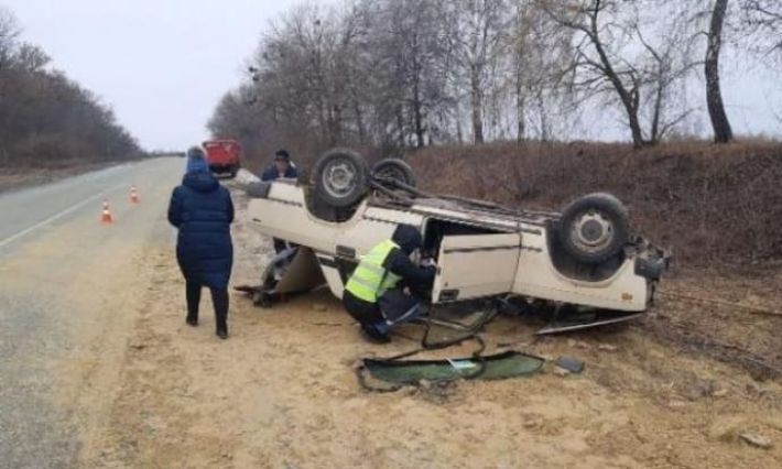 В Сумской области перевернулся легковой автомобиль: есть жертвы