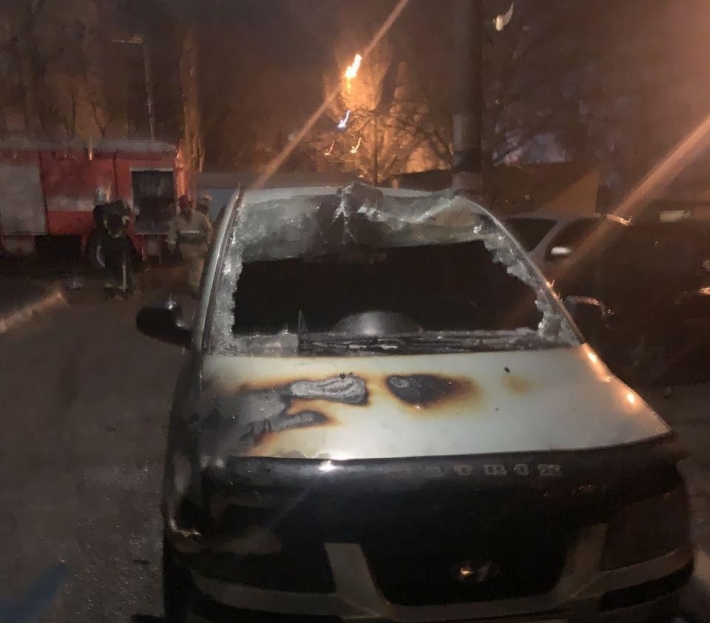 По факту поджога двух авто в Мелитополе возбудили уголовное дело