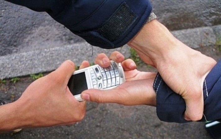 В Запорожье на остановке общественного транспорта у мужчины украли телефон (фото)