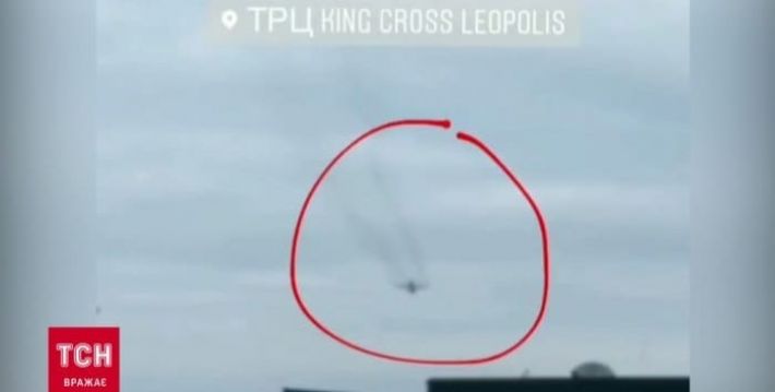 В львовском аэропорту во время посадки "задымился" самолет (видео)
