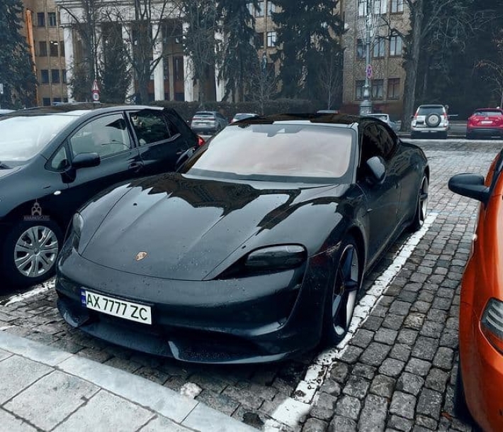 В Харькове засветился роскошный Porsche Taycan с "особыми" номерами - стоит 5 млн: фото