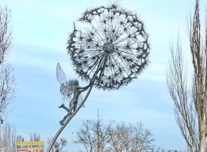 В Запорожской области появилась скульптура гигантского одуванчика с феей (фото)