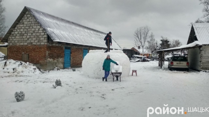 В Украине слепили снеговика высотой почти 5 метров: фото гиганта