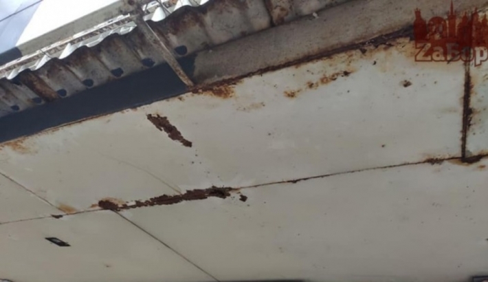 В Запорожье крыша магазина находится в аварийном состоянии и в любой момент может рухнуть на головы прохожих (фото)