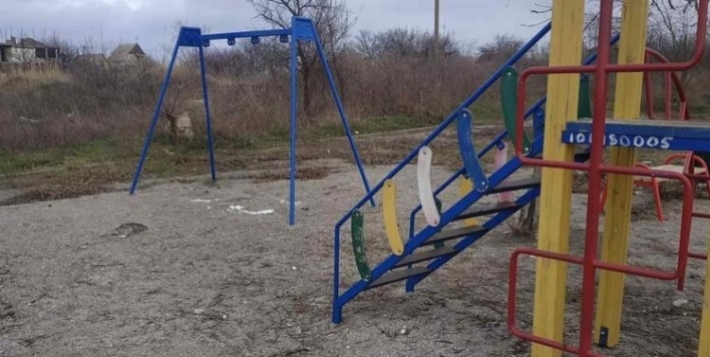 В Запорожской области с детской площадки украли качели (фото)