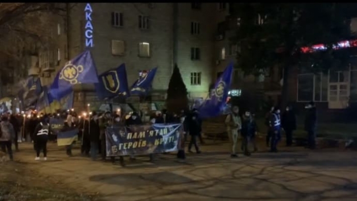 В Запорожье прошло факельное шествие в честь годовщины боя под Крутами