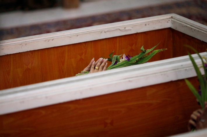 Имитация похорон стала трендом в Таиланде - люди платят деньги, чтобы полежать в гробу (фото)