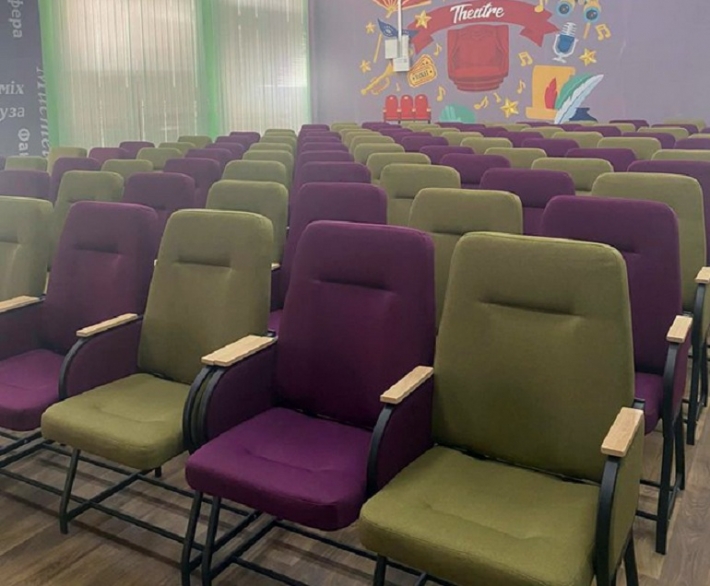 В школе в Кирилловке установили дизайнерские кресла (фото)