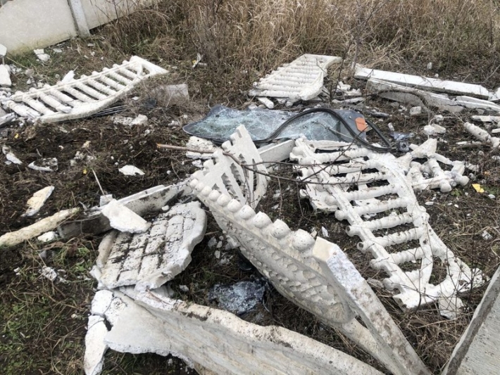 В Запорожской области пьяный водитель снес забор и столб