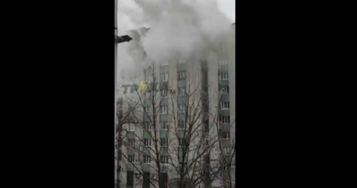 В Харькове вспыхнул мощный пожар в общежитии - валит черный дым: видео