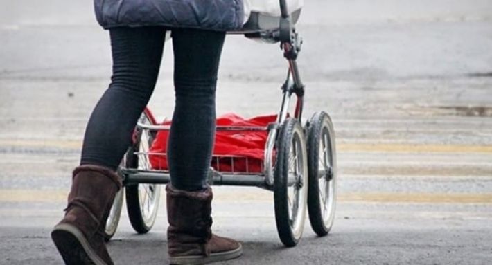 В Запорожья молодая мать бегала по проезжей части с коляской (видео)