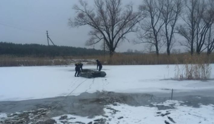 Вышли на тонкий лед: под Полтавой спасатели достали из реки тела двух женщин, фото