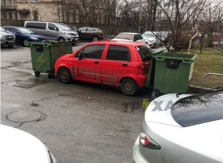 В Харькове коммунальщики оригинально проучили "героя парковки": фото