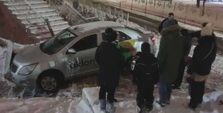 В Киеве водитель такси устроил эпичное ДТП - спешил на заказ и не заметил ступенек: видео