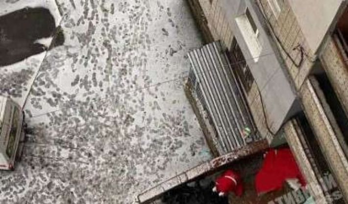 В Днепре на Тополе женщина выбросилась из многоэтажки и упала на мужчину: фото