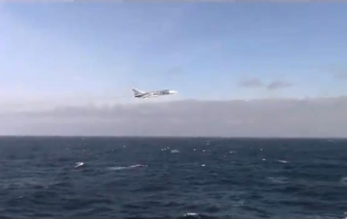Российский Су-24 пролетел рядом с эсминцем США (видео)