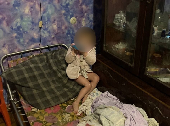 В Запорожье 29-летняя женщина нападала на своих малолетних детей: ее увезли в психбольницу (фото)