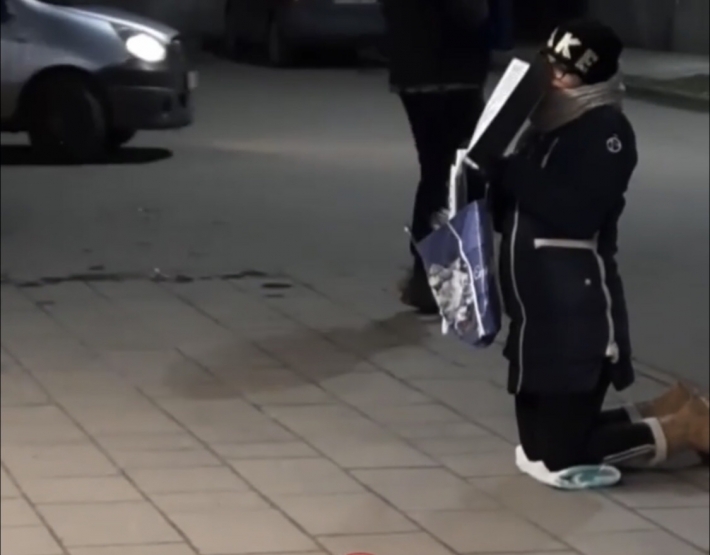 Беда или артисты - в Мелитополе женщина просить милостыню под супермаркет ходит, как на работу (видео)
