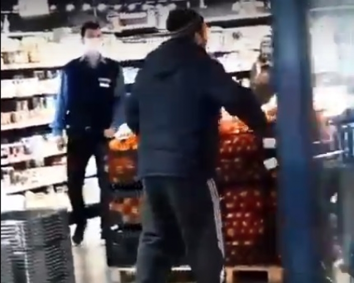 Появилось видео из супермаркета на Новом Мелитополе, где неадекват устроил шоу с пострадавшими