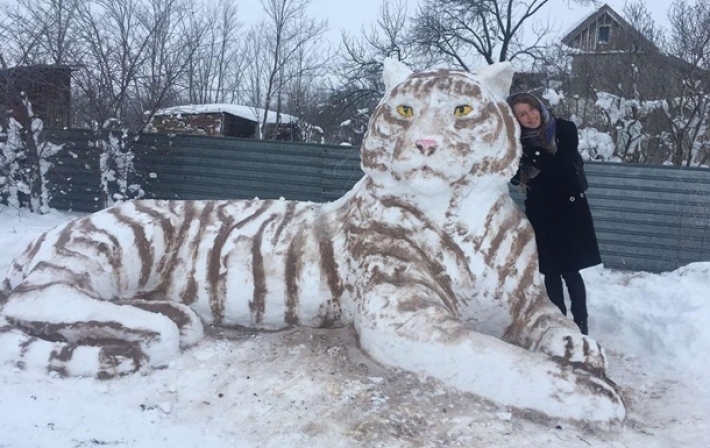 Жительница Одесской области слепила из снега огромного тигра (фото)