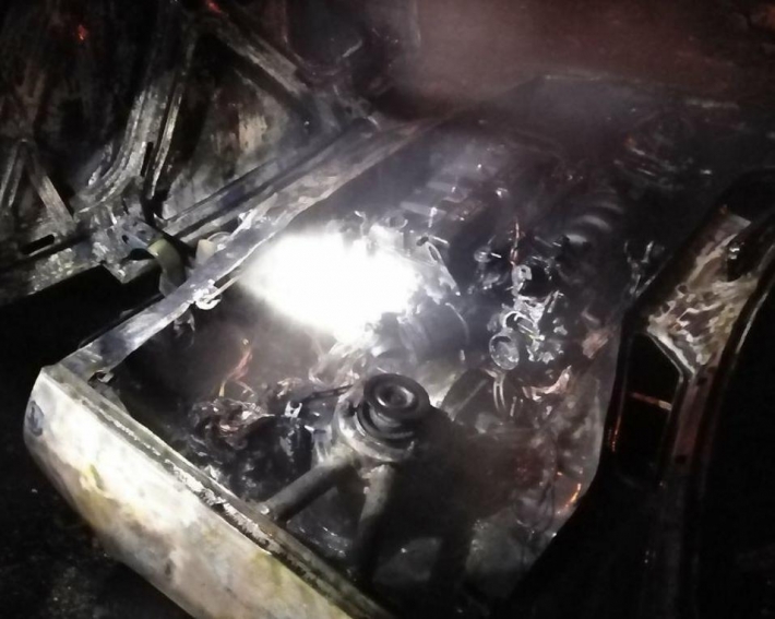 В центре Запорожья снова сгорел автомобиль (фото)