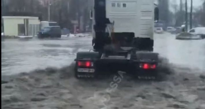 В Одессе из-за потепления растаял снег - улицы превратились в реки, 
