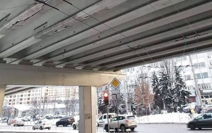 В Киеве на Нивках треснул мост