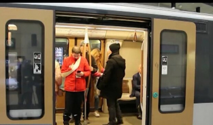 Вооруженный мужчина в метро вонзил женщине нож в горло