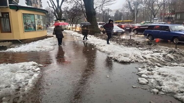 Тающий снег в Одессе затопил улицы и дороги. Фото и видео последствий непогоды