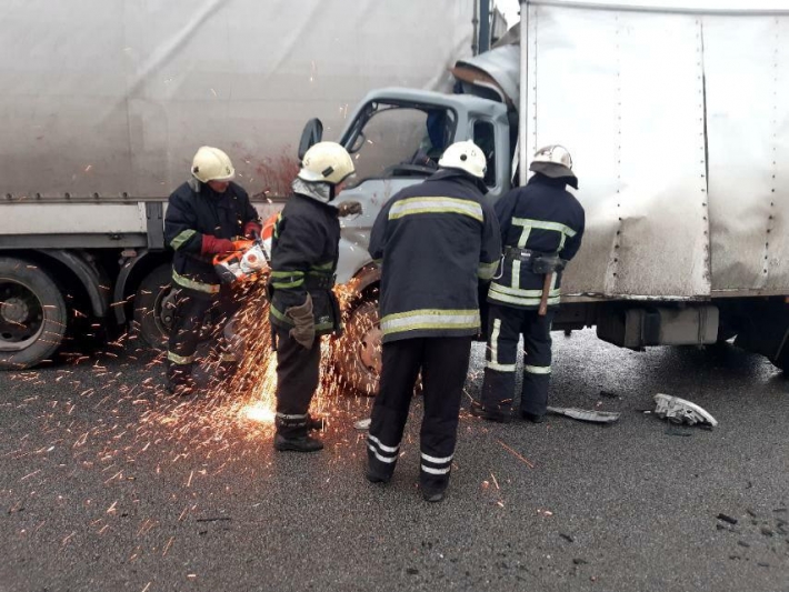Водителя грузовика на Запорожской трассе вырезали из покореженной кабины (фото)
