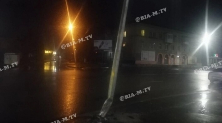В Мелитополе ночью во время ДТП автомобиль влетел в электроопору