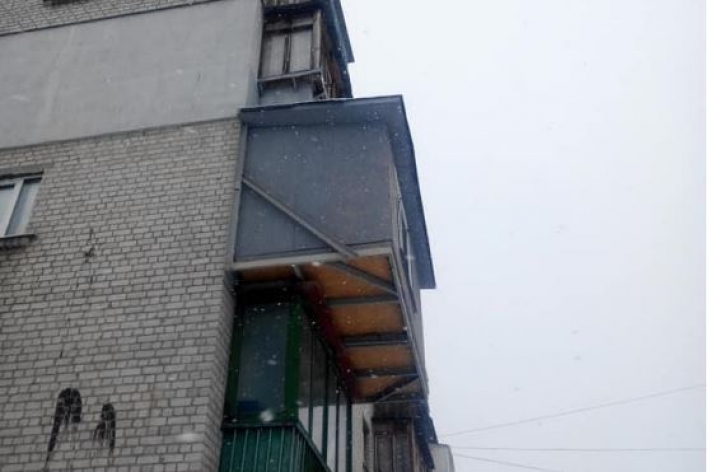 Это называется беспредел: киевлян возмутил "царь-балкон" на многоэтажке, фото